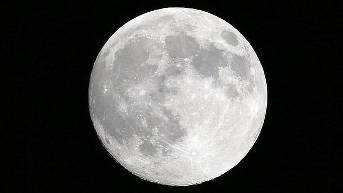 Encuentran agua en el ecuador de la Luna