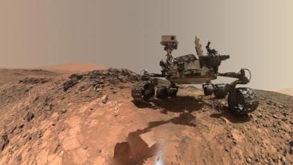 Mirar hacia arriba a Marte Rover Curiosity en 'del ante' selfie