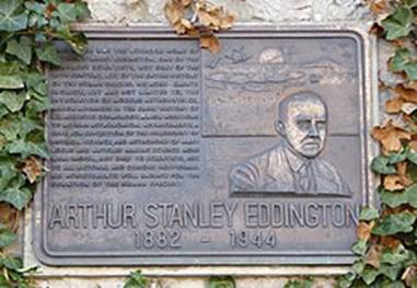 https://upload.wikimedia.org/wikipedia/commons/thumb/2/22/Arthur_Eddington.jpg/260px-Arthur_Eddington.jpg