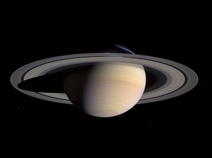 https://upload.wikimedia.org/wikipedia/commons/thumb/2/25/Saturn_PIA06077.jpg/800px-Saturn_PIA06077.jpg