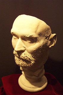 https://upload.wikimedia.org/wikipedia/commons/thumb/7/7b/Nobel%27s_death_mask.jpg/220px-Nobel%27s_death_mask.jpg
